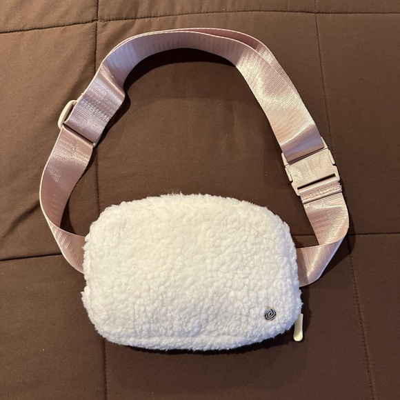 APANA Studio City See Me Run Cozy White Sherpa Belt Bag/Crossbody Sling - Picture 3 of 14